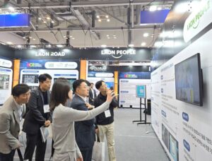 라온피플 부스에서 생성형 AI 영상관제 솔루션 ‘오딘 AI’ 솔루션을 설명하고 있다